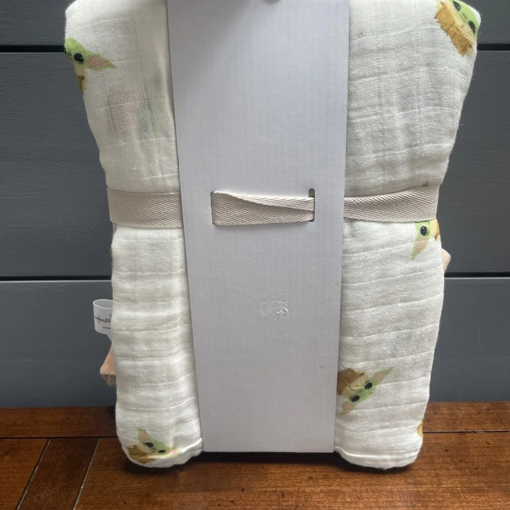 Hallmark Star Wars The Mandalorian Child Grogu Baby Yoda Swaddle Blanket & Lovey